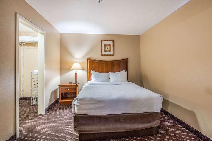 1 Queen Bed Efficiency Suite (13 of 15)