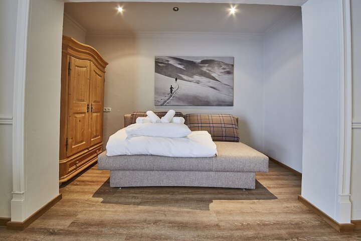Room 4 of 9
