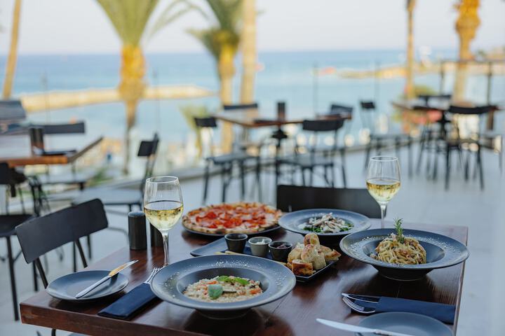 Dining 73 of 77