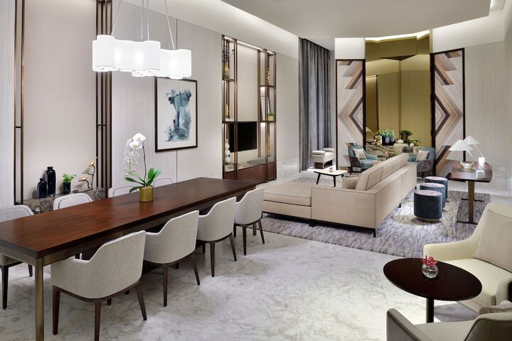 Lounge 55 of 76