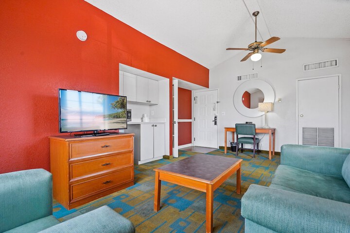 1 King Bed Mobility Hearing Impaired Accessible Room (9 of 22)