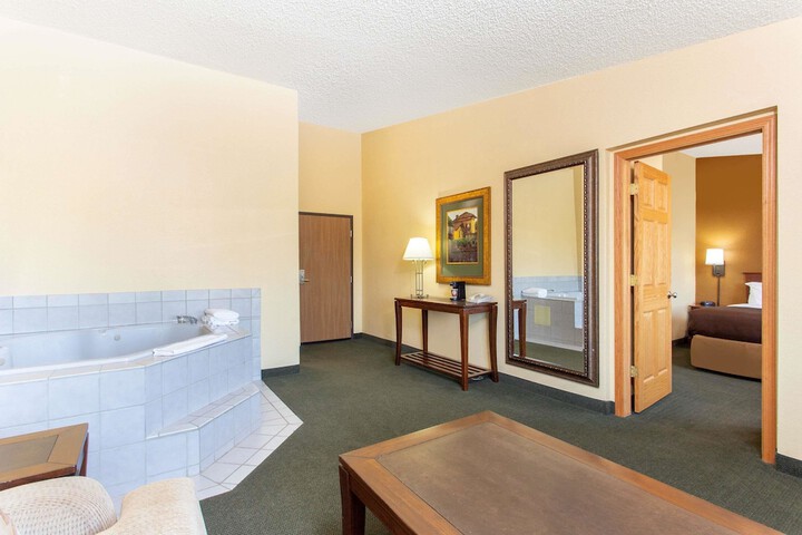 1 King Bed (4 of 17)