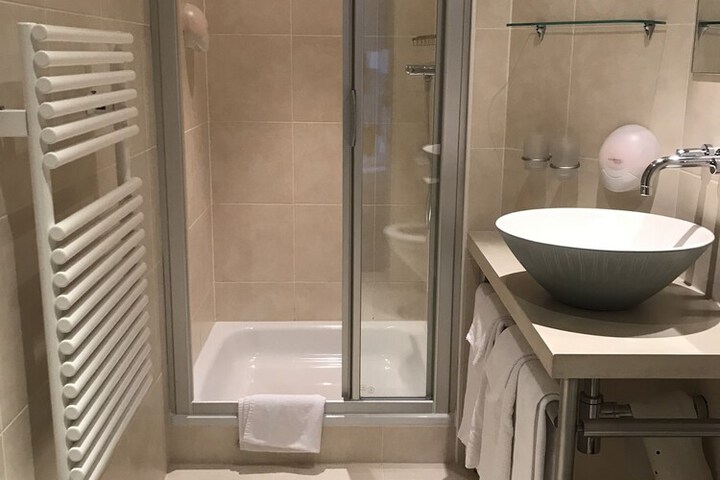 Room 32 of 54