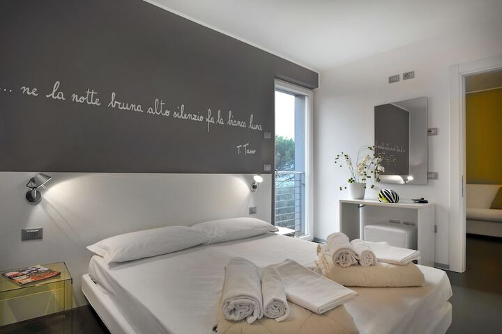 Room 4 of 28