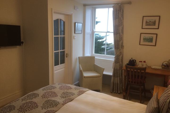 Room 11 of 37