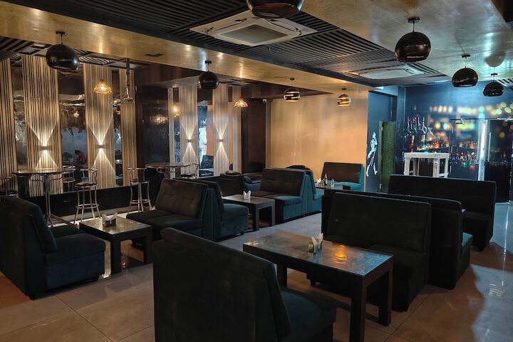 Lounge 7 of 9