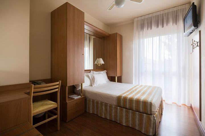 Room 12 of 48
