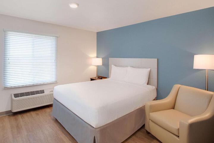 1 Queen Bed (2 of 14)