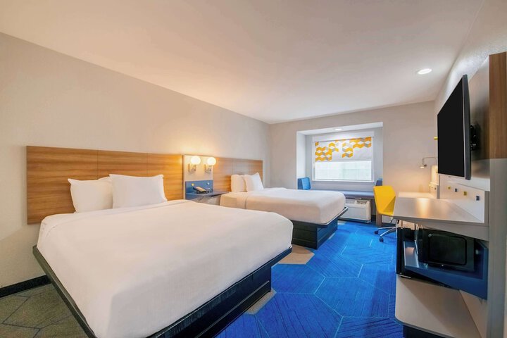 1 Queen Bed (8 of 14)