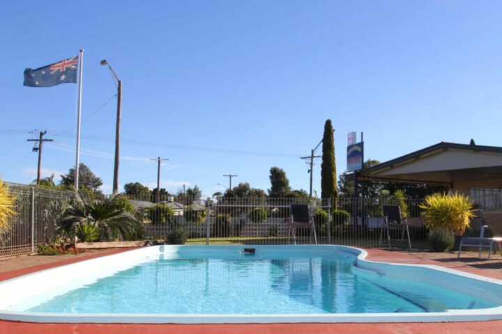 Pool 7 of 10