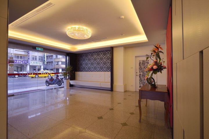 Hotel 2 of 100
