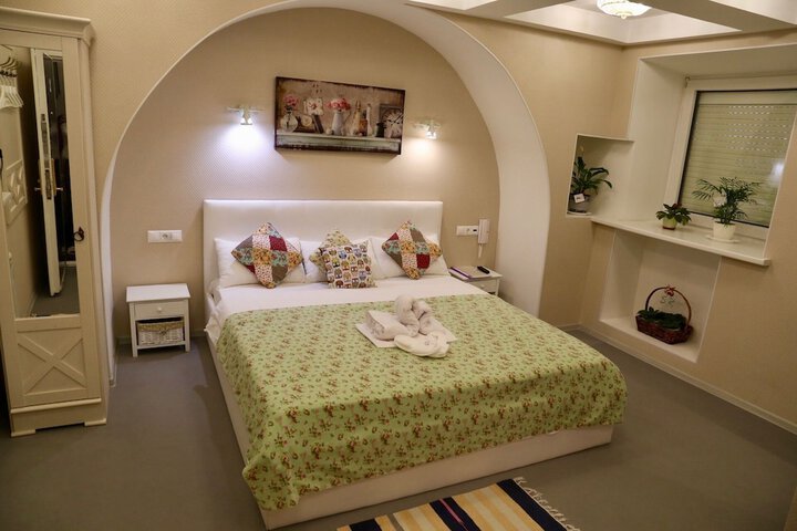 Room 4 of 28