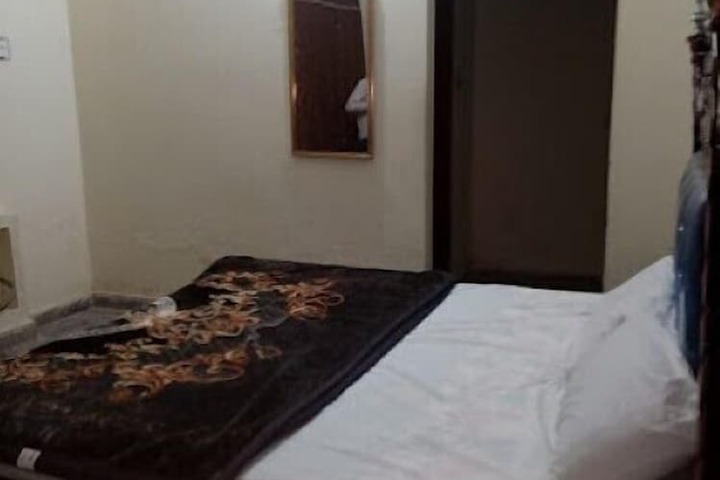 Room 4 of 9