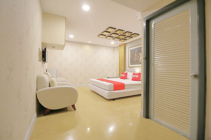 Room 6 of 33