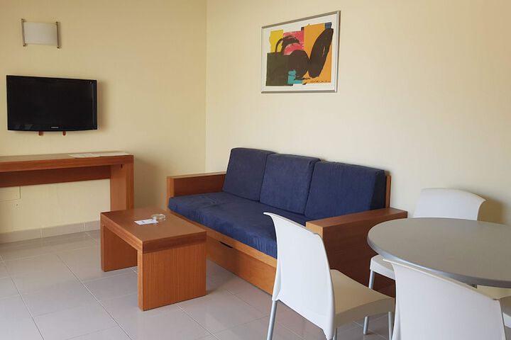 Room 6 of 28