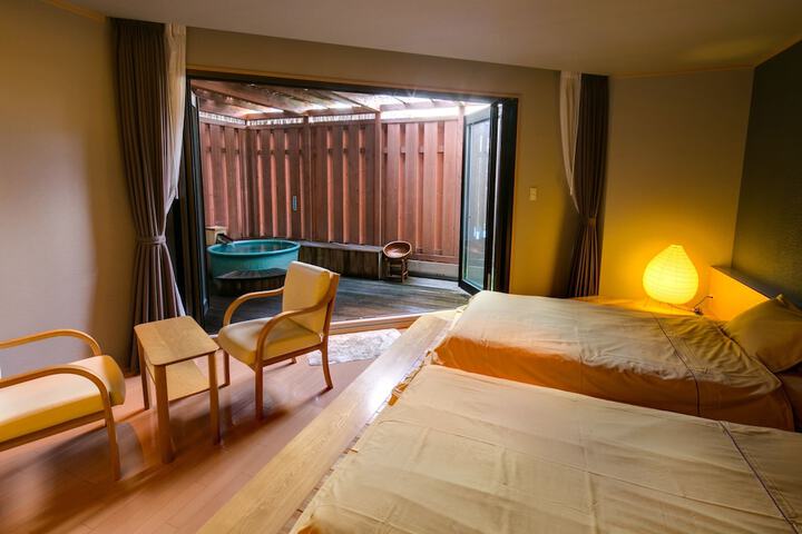 Room 9 of 80