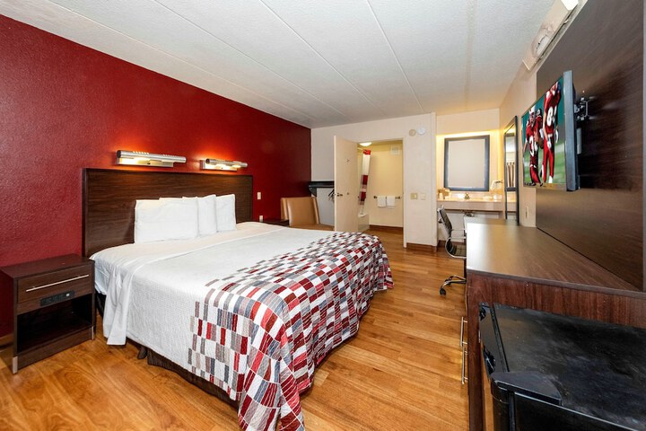 Deluxe King Bed (8 of 8)