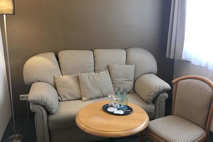 Room 6 of 28