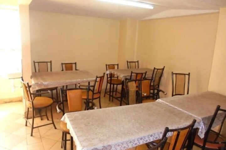 Dining 16 of 21
