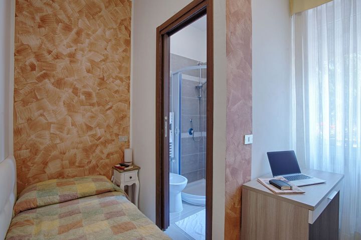 Room 6 of 33