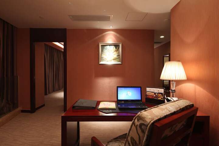 Room 13 of 18