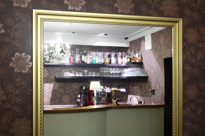 Lounge 33 of 37