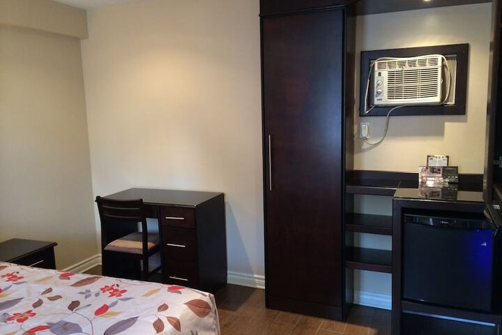 Room 6 of 83