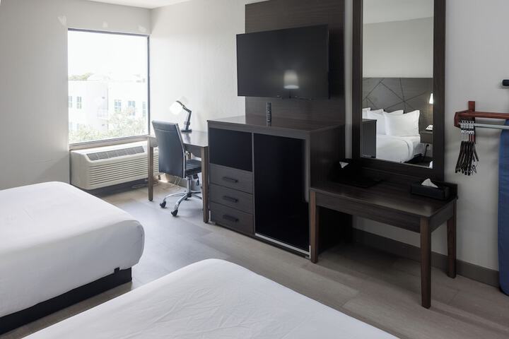 2 Queen Beds (12 of 13)