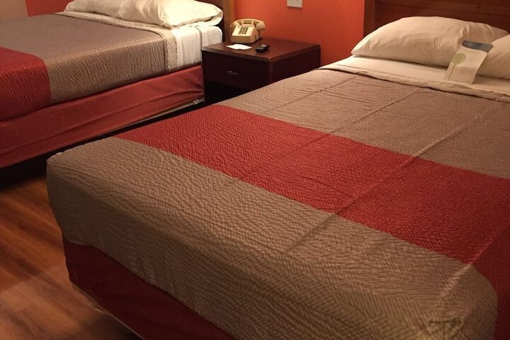 2 Queen Beds (11 of 12)