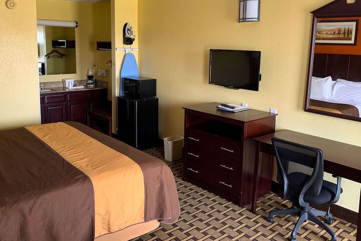 1 King Bed (6 of 8)