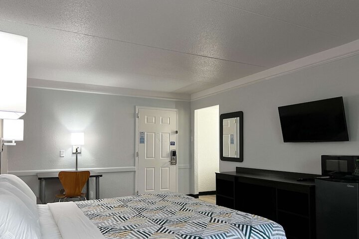 Deluxe King Room (1 of 10)