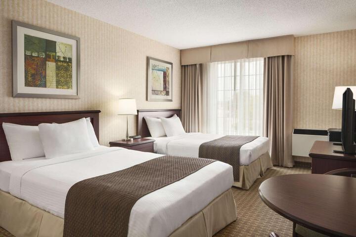2 Double Beds (3 of 6)