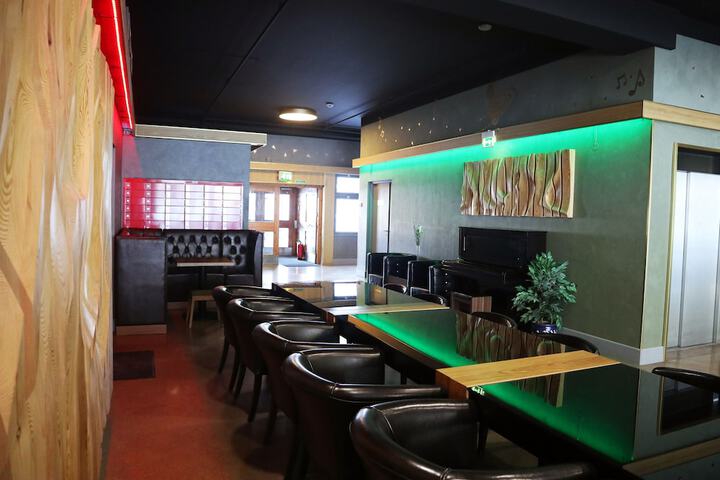 Lobby lounge