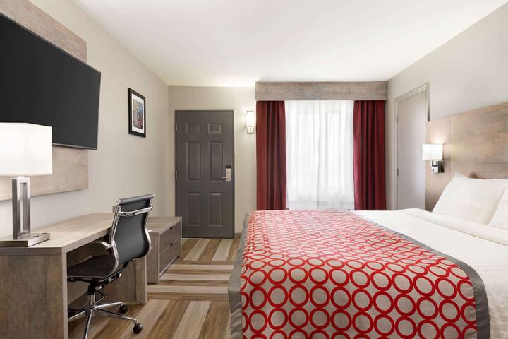 1 King Bed (5 of 8)