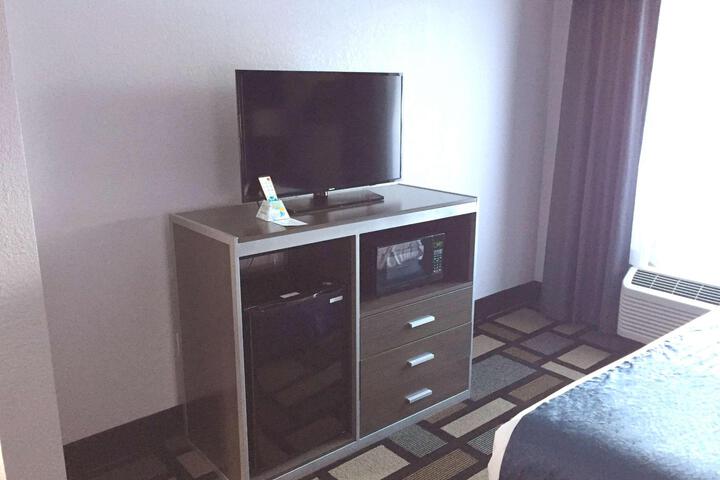1 King Bed Microwave and Refrigerator WiFi Full Breakfast (6 of 10)