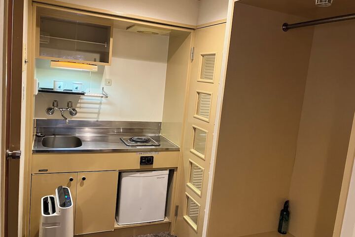 Room 10 of 18