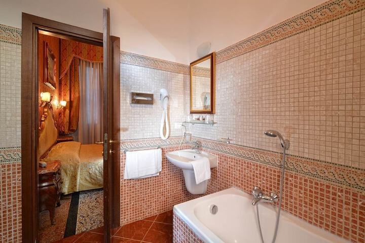Room 14 of 22