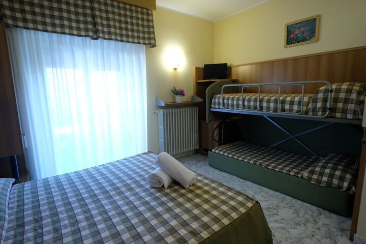 Room 6 of 18