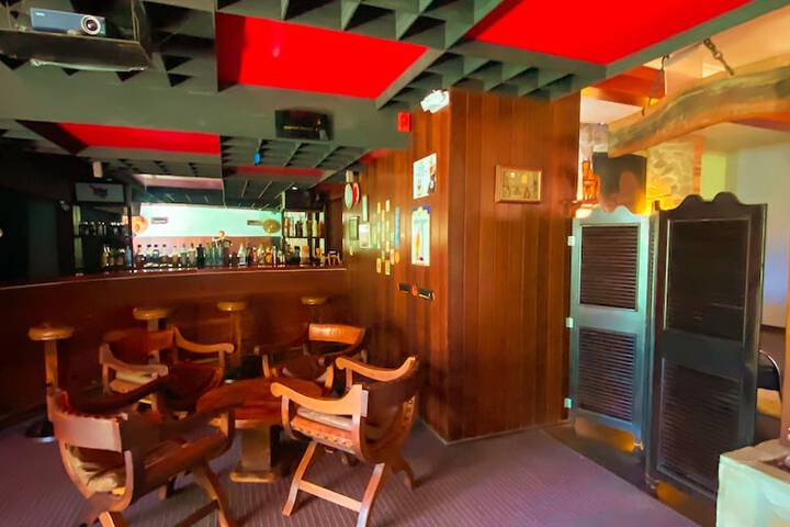 Lounge 83 of 100