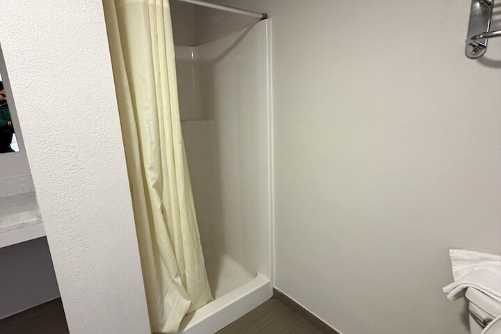Room 5 of 8