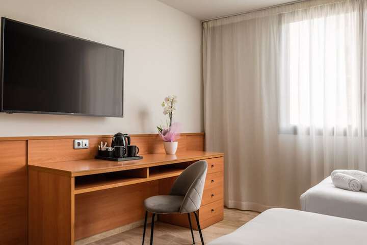 Room 10 of 29