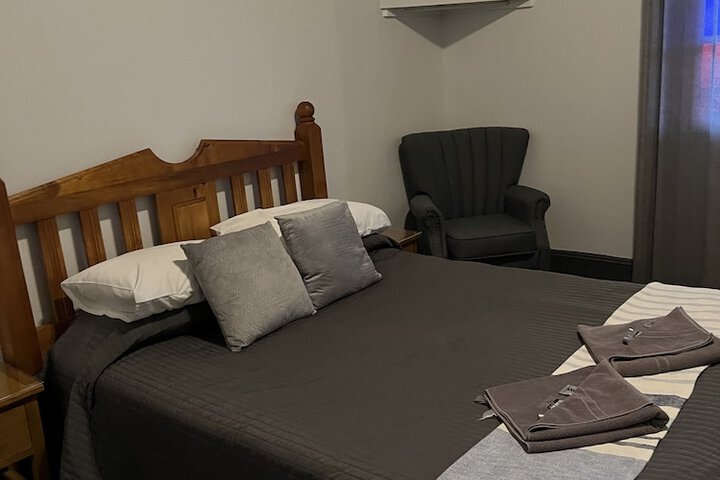Room 4 of 9
