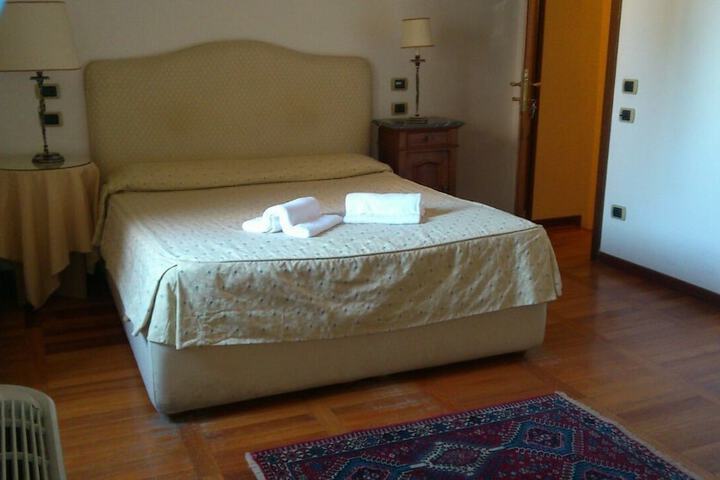 Room 2 of 10