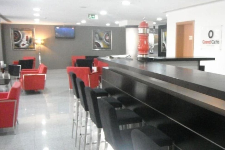 Lounge 13 of 20