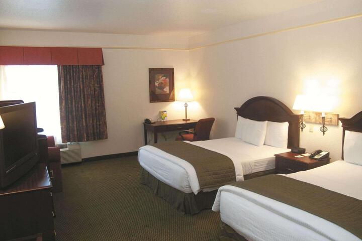 2 Queen Beds Mobility Hearing Impaired Accessible Room (4 of 6)