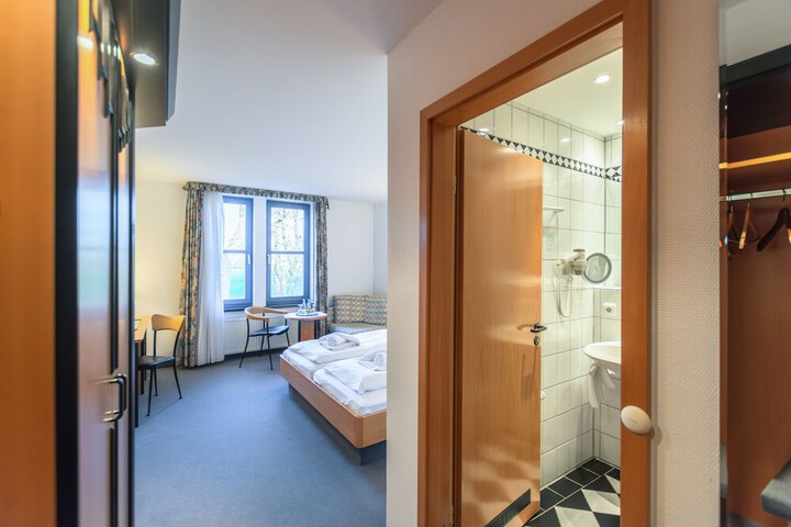Room 4 of 70