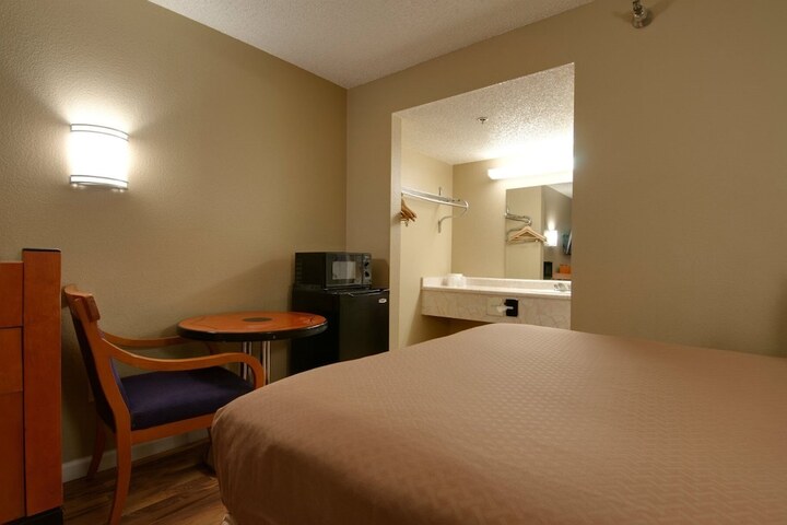 Deluxe Queen Bed (3 of 9)