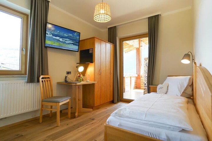 Room 5 of 8