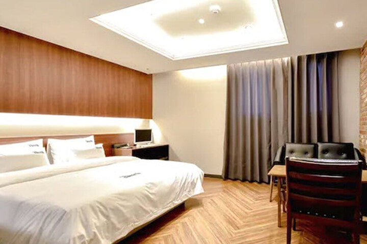 Room 13 of 25