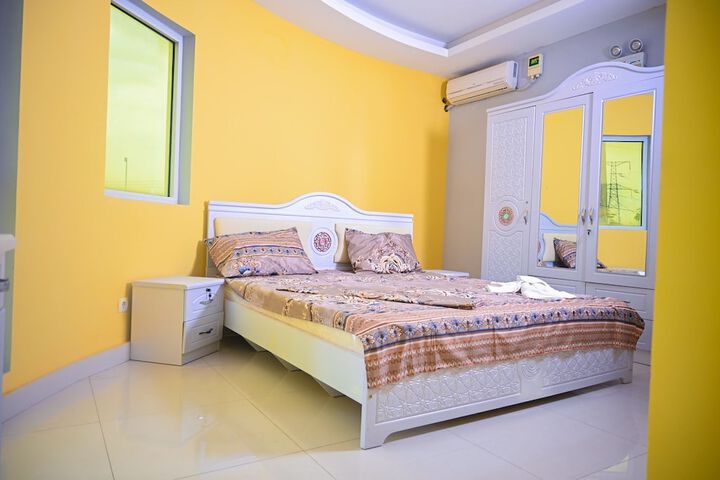 Room 7 of 13